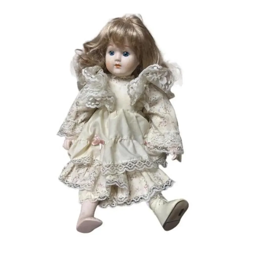 Porcelain Doll VINTAGE COLLECTIBLE MANN 1985 TAIWAN PORCELAIN Doll 14